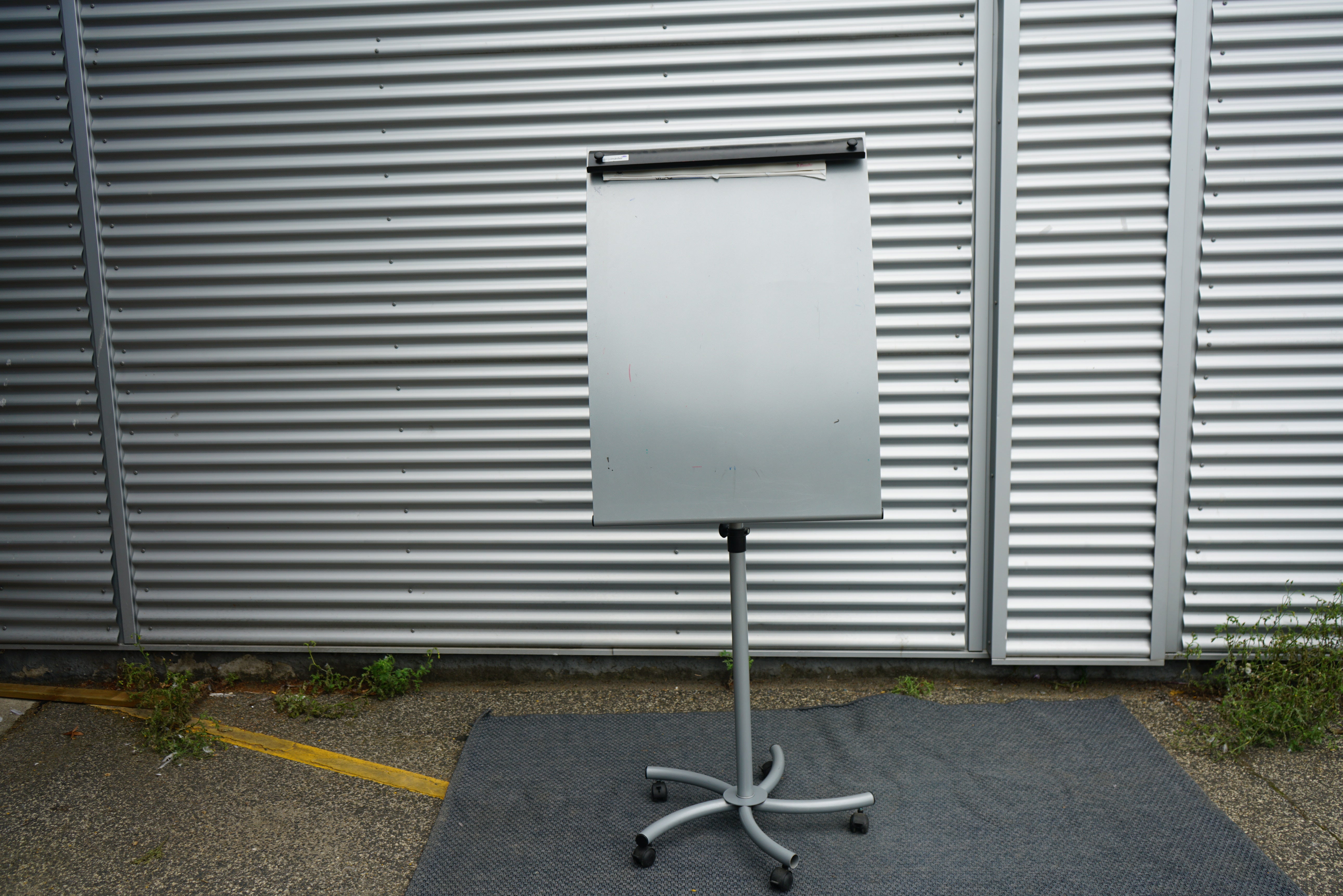 Legamaster Silvertec flipover gulvmodel 102x73 cm på hjul med papirrulle, sidevinge og pennehylde – set forfra